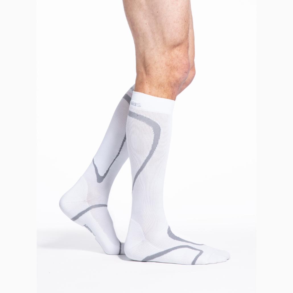 Corredor usando meia de compressão durante prova de rua