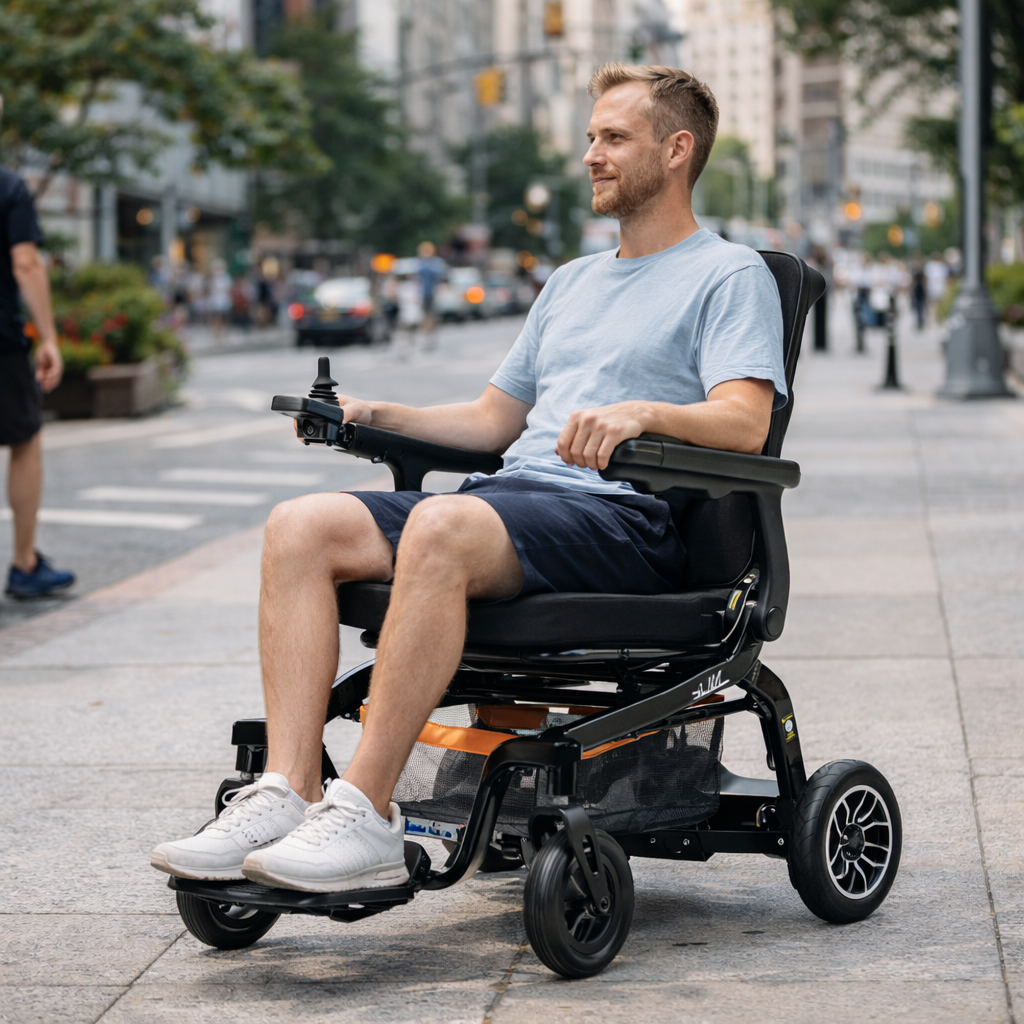 Pessoa utilizando a Cadeira de Rodas Motorizada Slim Power Lite